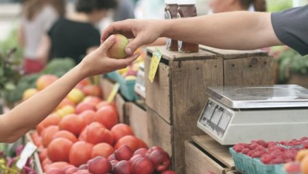 Продукти за ціною золота: закарпатці скаржаться на стрибки вартості товарів