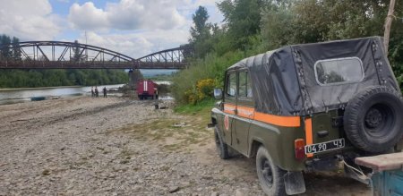 Запобігти краще, ніж потім ліквідовувати: рятувальники Хустщини розчищають підмостові опори (+ФОТО)