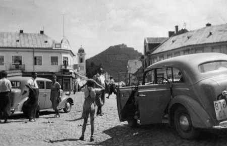 Фото дня: міжвоєнний Хуст, коли вулицями їздили автівки Опель та гуляли слони