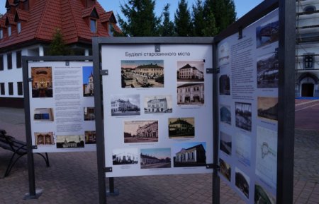 До дня міста Тячів створили історичний стенд під відкритим небом (ФОТО)
