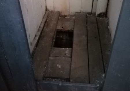 На Хустщині першокласник провалився у шкільний туалет (+ФОТО)
