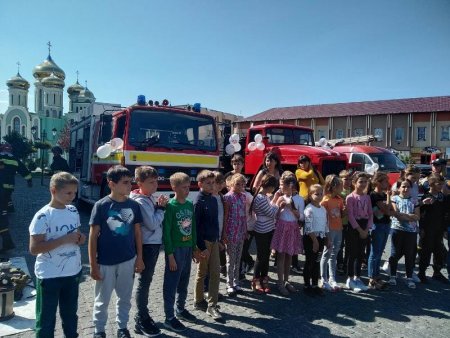 У центрі Хуста рятувальники провели пізнавальну акцію для діток