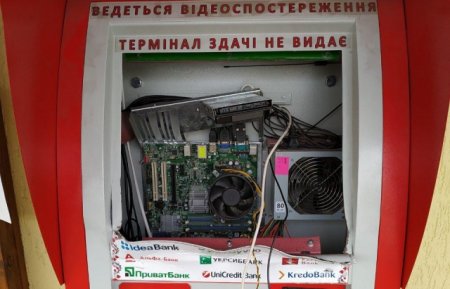 На Закарпатті затримали банду з Мукачева, яка "чистила" I-Box (ФОТО)