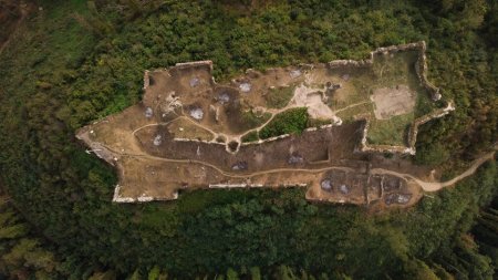 З'явились фото повністю розчищеного Хустського замку (ФОТО)