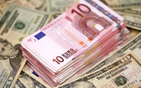 Новий рекорд: Закарпатці спостерігають мінімальну ціну за долар