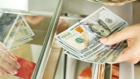 Готівковий долар прискорив падіння