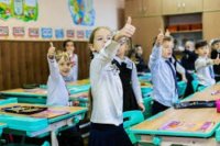 Без форми, але у світловідбивних жилетах: що чекає дітей у новому навчальному році