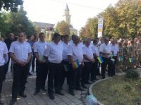 Фасад школи в Берегові вперше оздобили тризубом (ФОТО)