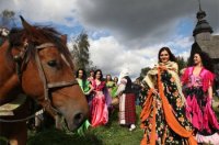 Тайний табір ромів знайшли в Україні, кадри розкоші поражають : "Такого не було навіть у Януковича"