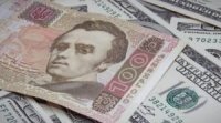 Курс долара в Україні знову побив рекорд: аналітики розповіли, коли купувати валюту
