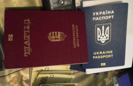 Генпрокуратура знову взялась за факти масової видачі угорських паспортів
