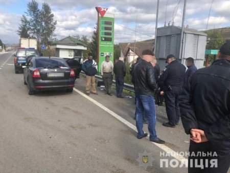 Поліцейські на спецпосту «Нижні Ворота» у іноземців вилучили наркотичний засіб (+ФОТО)