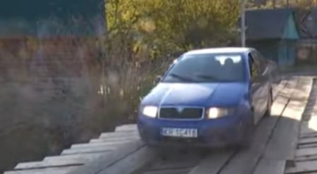 На Закарпатті селяни власними силами звели міст через річку (ВІДЕО)