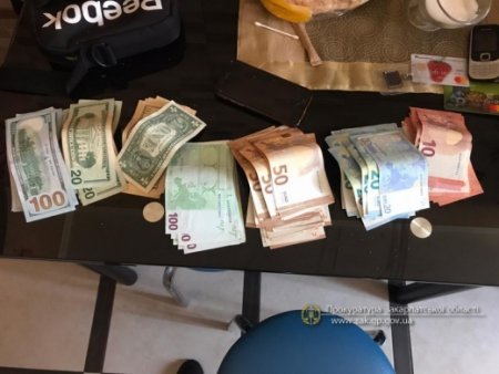 Прокуратура погодила підозру трьом особам, які займались підробкою та збутом підроблених банкнот на Закарпатті
