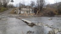 На Рахівщині в одному з гірських сіл люди самотужки намагаються збудувати міст (ФОТО)