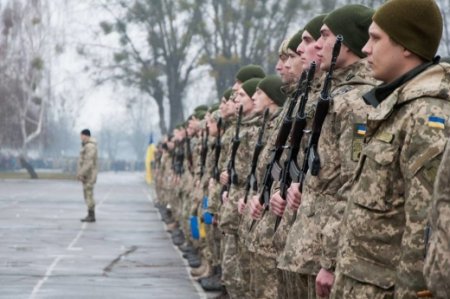 Українську армію позбавили "прапорщиків" і "мічманів": Зеленський підписав новий закон