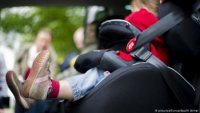 Дітей у машинах тепер потрібно возити по-новому, але не обов’язково в автокріслах (ВІДЕО)