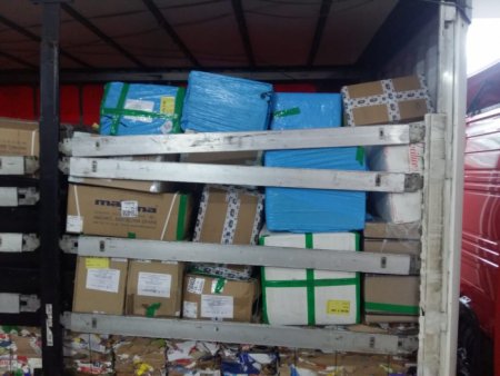 Закарпатські митники серед макулатури виявили новий одяг, взуття, ремені та сумки