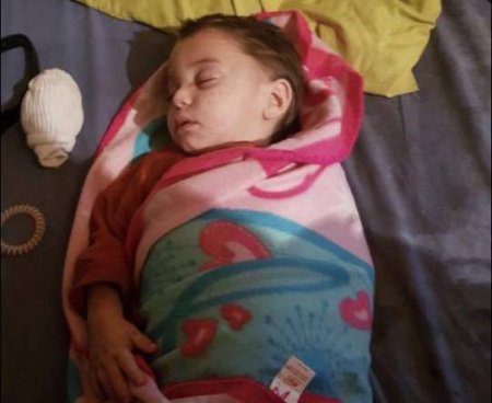 Поліція Закарпаття розшукує молоду жінку, яка залишила свою малолітню дитину на охоронця ринку (ФОТО)