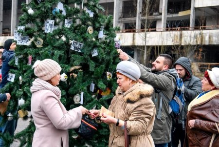 Зона відчуження стає туристичною: Різдвяну ялинку причепурили в Чорнобилі(ФОТО)