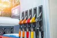 Бензин подешевшав: скільки коштує заправити авто 12 грудня