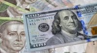 Долар падає, а ціни ростуть: чому це відбувається і на що чекати