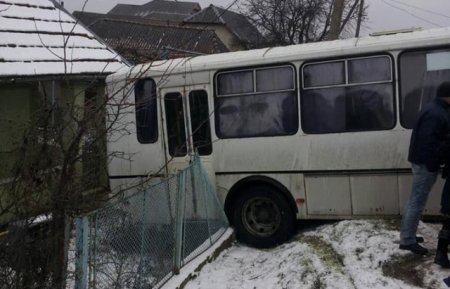 На Мукачівщині автобус кинуло в огорожу (ФОТОФАКТ)