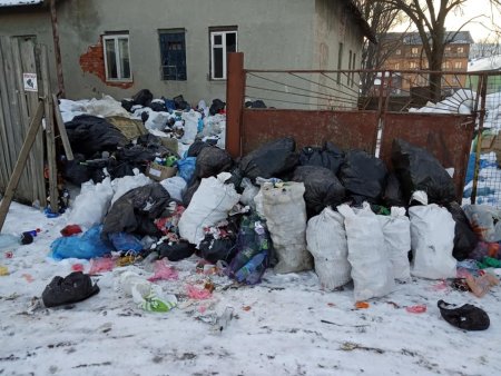 Пункт переробки сміття в Ясіня невідомі завалили відходами