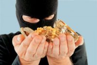 На Закарпатті двоє озброєних чоловіків у масках пограбували ювелірний магазин