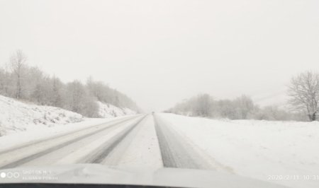 Фото та відео факт: Засніжена дорога на перевалі Закарпаття