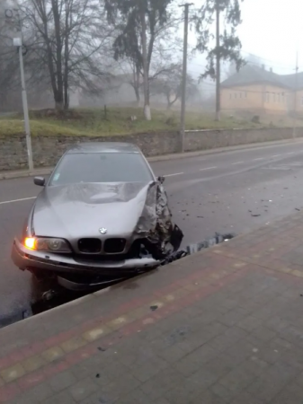 У Хусті водій автомобіля BMW потрапив в аварію (ФОТОФАКТ)